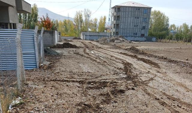 Van’da asfaltsız sokak çamur deryasına dönüyor!