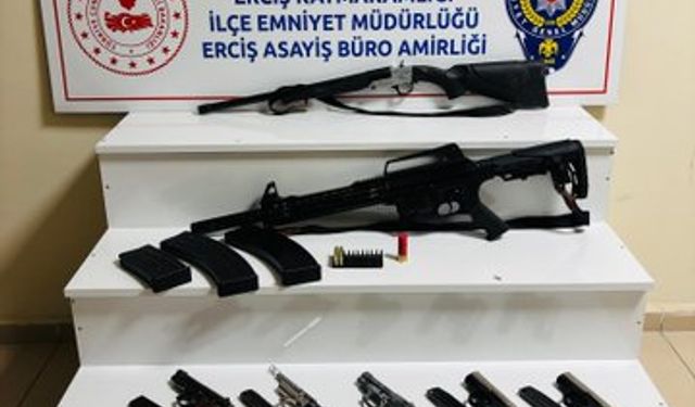 Van'da ruhsatsız silah operasyonu! Çok sayıda silah ele geçirildi