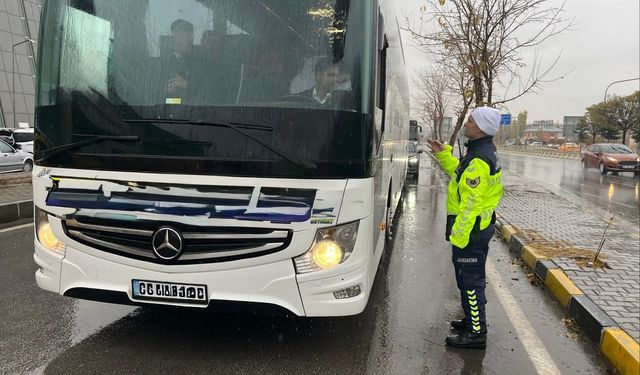 Van’da yolcu otobüslerine kış lastiği denetimi