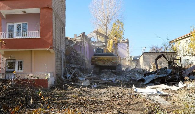 Van’daki Hatuniye Caddesi’nde yıkım çalışması sürüyor