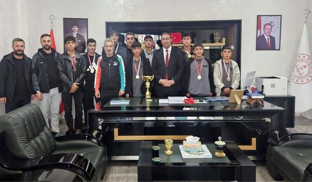 Van’ın hentbol şampiyonlarından, Müdür Nurses'e ziyaret