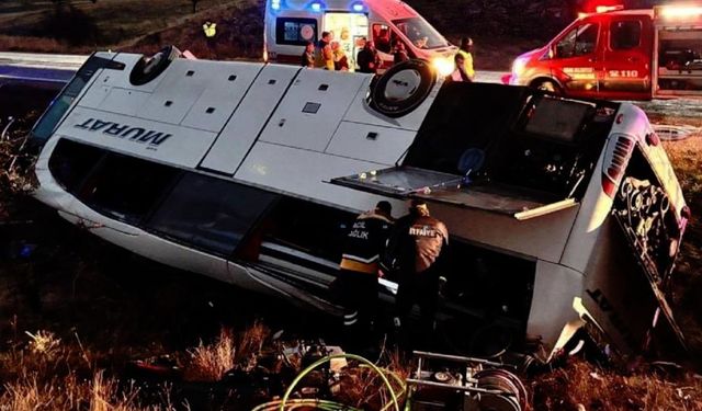 Yolcu otobüsü devrildi: Ölü ve çok sayıda yaralı var!