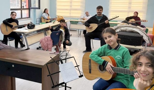 Edremit Kültür Sanat Merkezi’nde enstrüman kursları devam ediyor