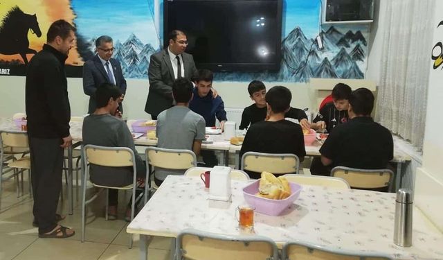 Edremit Milli Eğitim Müdürü Nurses, öğrencilerle sabah kahvaltısında buluştu