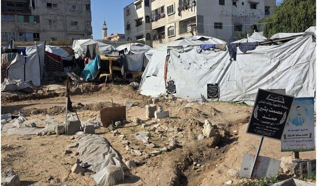 Gazze'de mezarlıkta yaşam!