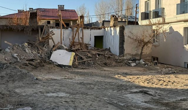 İpekyolu’nda metruk yapıların yıkımı sürüyor