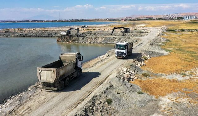 Van Gölü’nde dip çamuru temizliği hız kesmeden devam ediyor