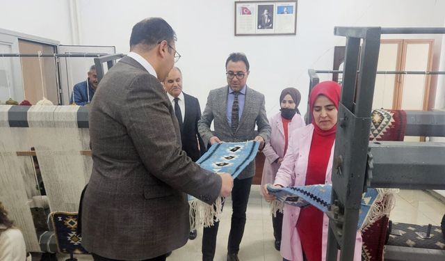 Halk Eğitim Merkezi’nde devam eden kurslar yerinde incelendi