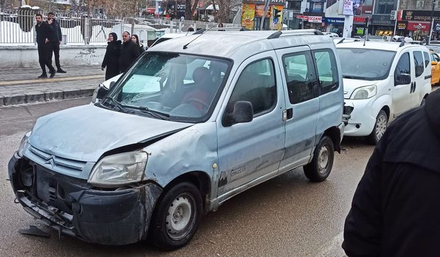 Van Beşyol’da zincirleme kaza! 3 araç hasar gördü