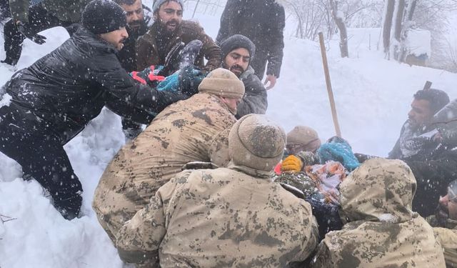 Van’da çığ altında kalan kadın kurtarıldı!