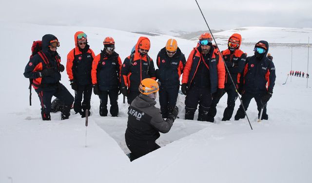 Van’da çığda arama kurtarma eğitimi ve tatbikatı gerçekleştirildi