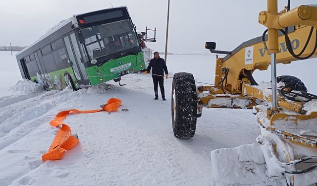 Van'da kara saplanan otobüsü belediye ekipleri kurtardı