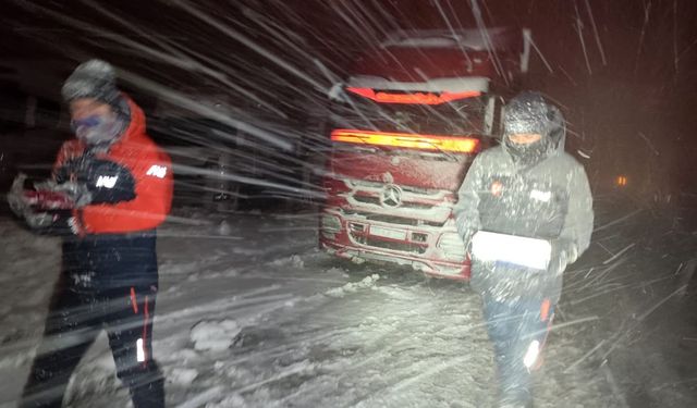 Van’da mahsur kalan vatandaşlara AFAD’dan kumanya desteği