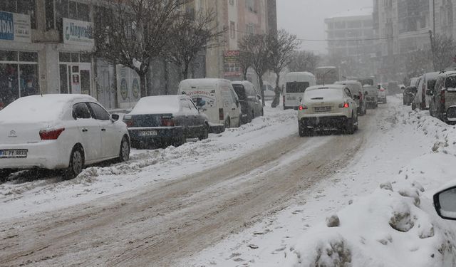 Van’da yoğun kar yağışı yeniden etkisini artırdı