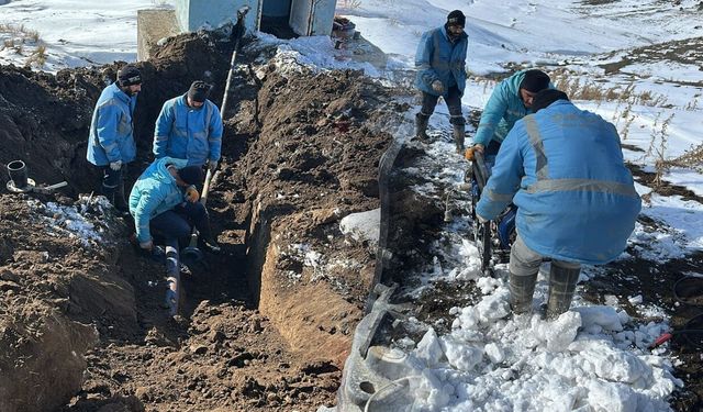 VASKİ Özalp’ta ana hattaki arızayı giderdi