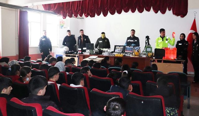 Çaldıran’da öğrencilere polislik mesleği tanıtıldı