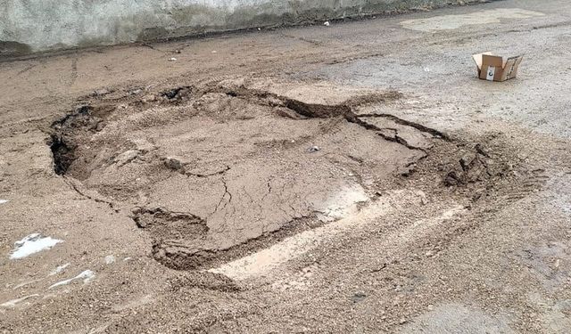 İpekyolu’nda çöken yol tehlike saçıyor