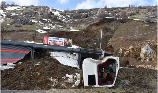 İş yerleri üzerine heyelan düştü