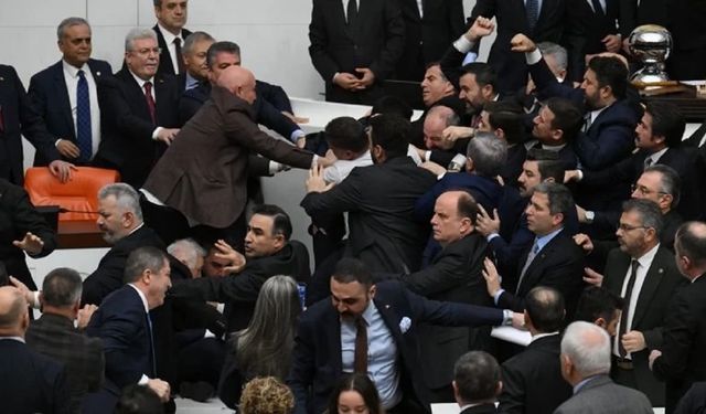 Meclis'te yumruklar havada uçuştu!