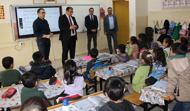 Müdür Nurses, okul ziyaretlerinde bulundu