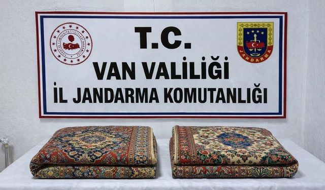 Son Dakika! Van'da 1.2 Milyon TL'lik Kaçak Halı Ele Geçirildi