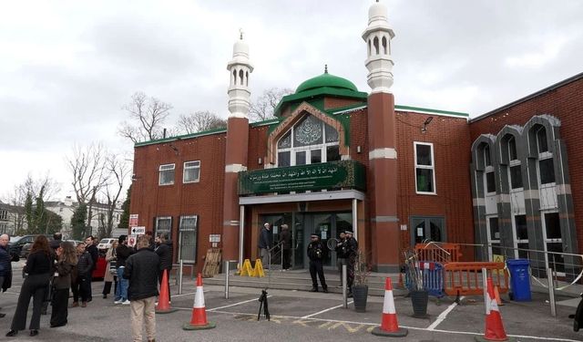 Teravihte namazında camiye baltalı ve bıçaklı saldırı!