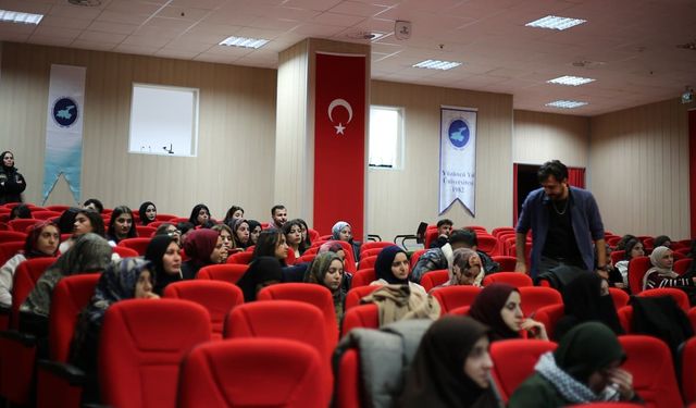 Van YYÜ’de gençlere kimlik uyarısı: Dijital dünyada Müslüman olmak