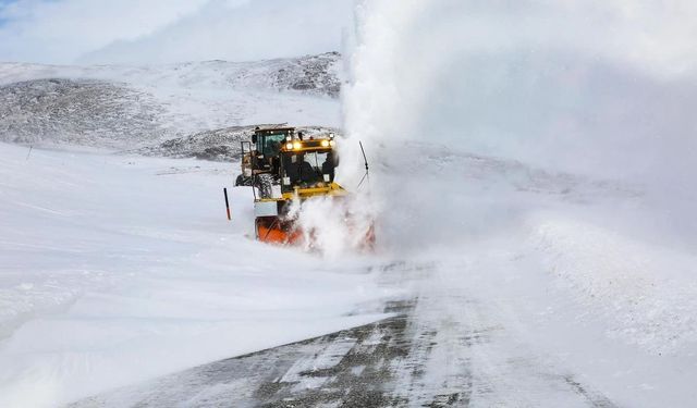 Van’da 143 yerleşim yerinin yolu kardan kapandı