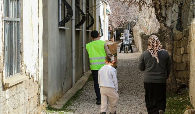 Van’da ailelere Ramazan kolisi desteği