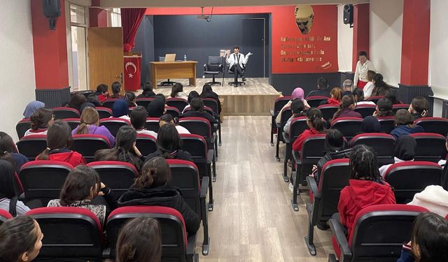 Van’da bağımlılıkla mücadele tiyatro gösterisi sahnelendi