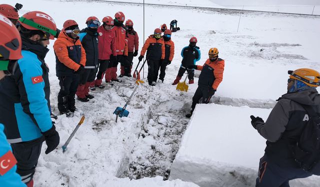 Van’da çığda arama kurtarma eğitimi tatbikatla tamamlandı