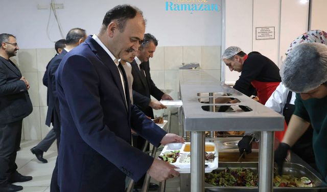 Van’da ‘iftarda buluşalım’ sofrasında gönüller bir oldu