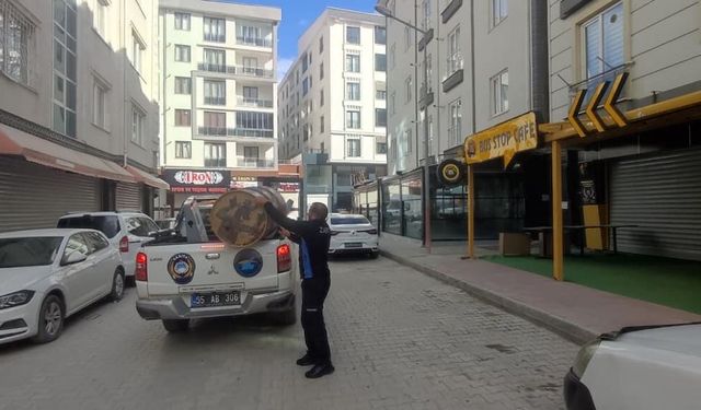 Van’da kaldırımları işgal eden malzemelere el konuldu!