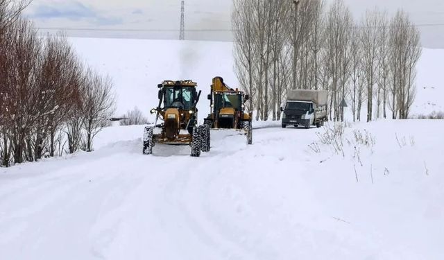 Van’da kapalı mahalle yollarında karla mücadele sürüyor