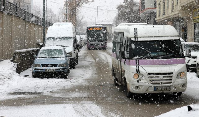Van’da kar yağışı etkili oluyor! Kent beyaza büründü