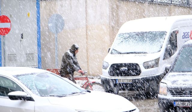 Van’da kar yağışı geri döndü, kent yeniden beyaza büründü