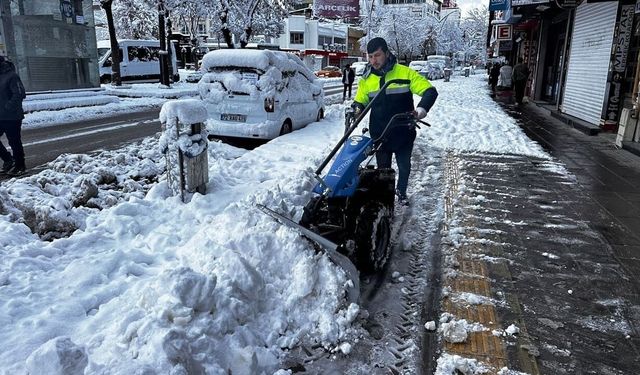 Van’da kar yağışı hayatı durma noktasına getirdi!