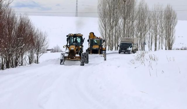 Van’da karla mücadele aralıksız sürüyor: 40 yerleşim yerinin yolu kapalı