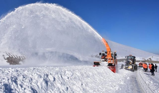 Van’da karla mücadele sürüyor 53 mahalle ve mezra yolu kapalı