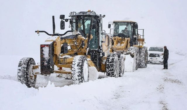 Van’da karla mücadelede son durum! Çok sayıda mahalle yolu kapalı