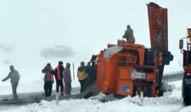 Van’da kaza: Çaldıran-Tendürek yolunda kar küreme aracı devrildi