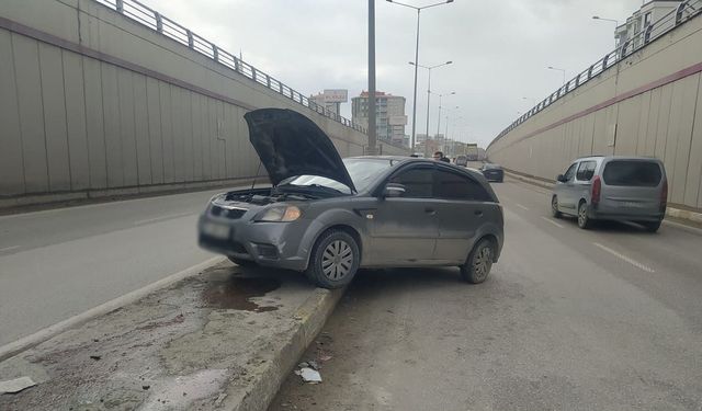 Van’da kontrolden çıkan araç refüje çıktı!