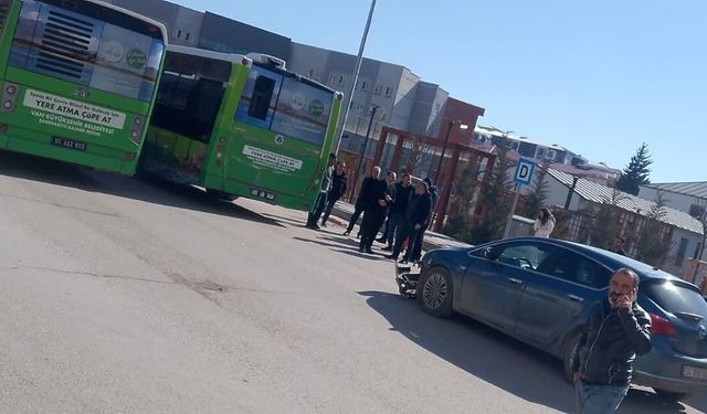 Van’da otomobil belediye otobüsüyle çarpıştı!