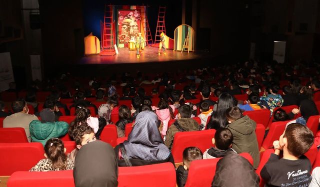 Van’da özel gereksinimli bireyler tiyatro keyfi yaşadı