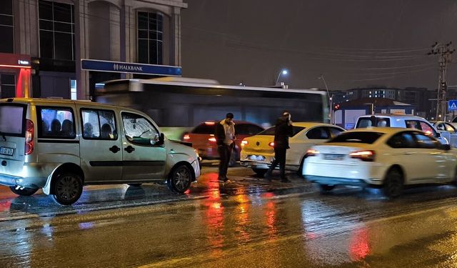 Van’da yağış zincirleme kazaya yol açtı!