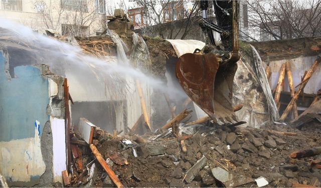 Bağımlıların mekanı haline gelen metruk bina yıkıldı