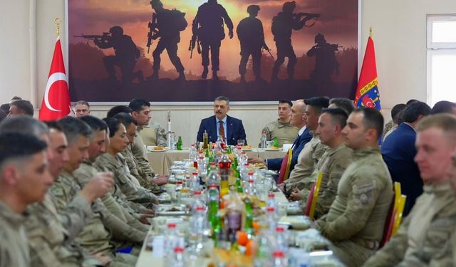 Bakan Çiftçi Van'da Jandarma ile bayramlaştı