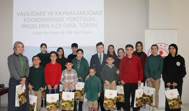 Başkale’de öğrenciler ödüllerini aldı