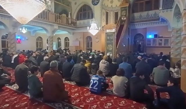 Bin aydan hayırlı gece: Vanlılar ibadet için camilere akın etti
