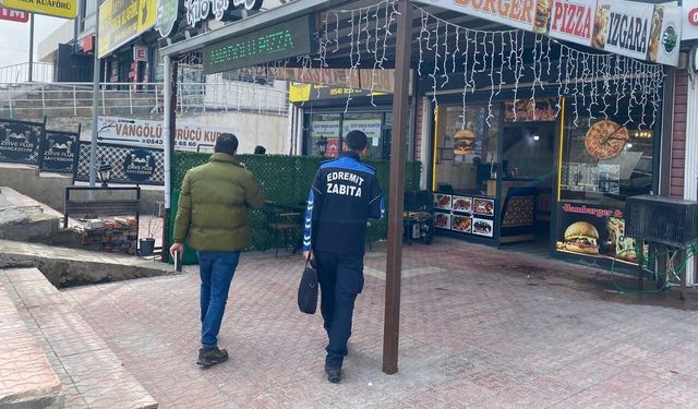 Edremit’te kaldırım işgali yapan esnaflara uyarı!